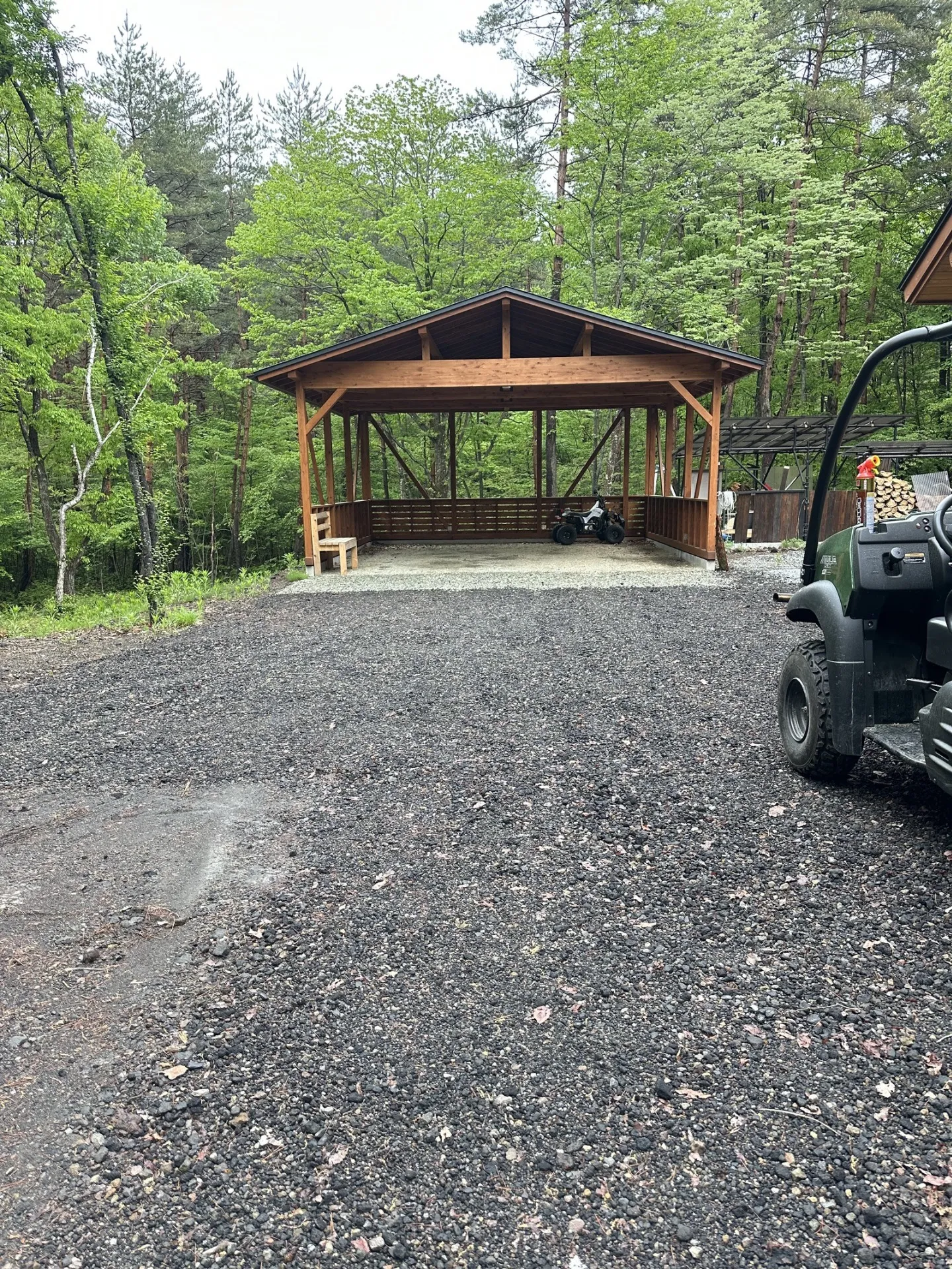 屋根付きの駐車場