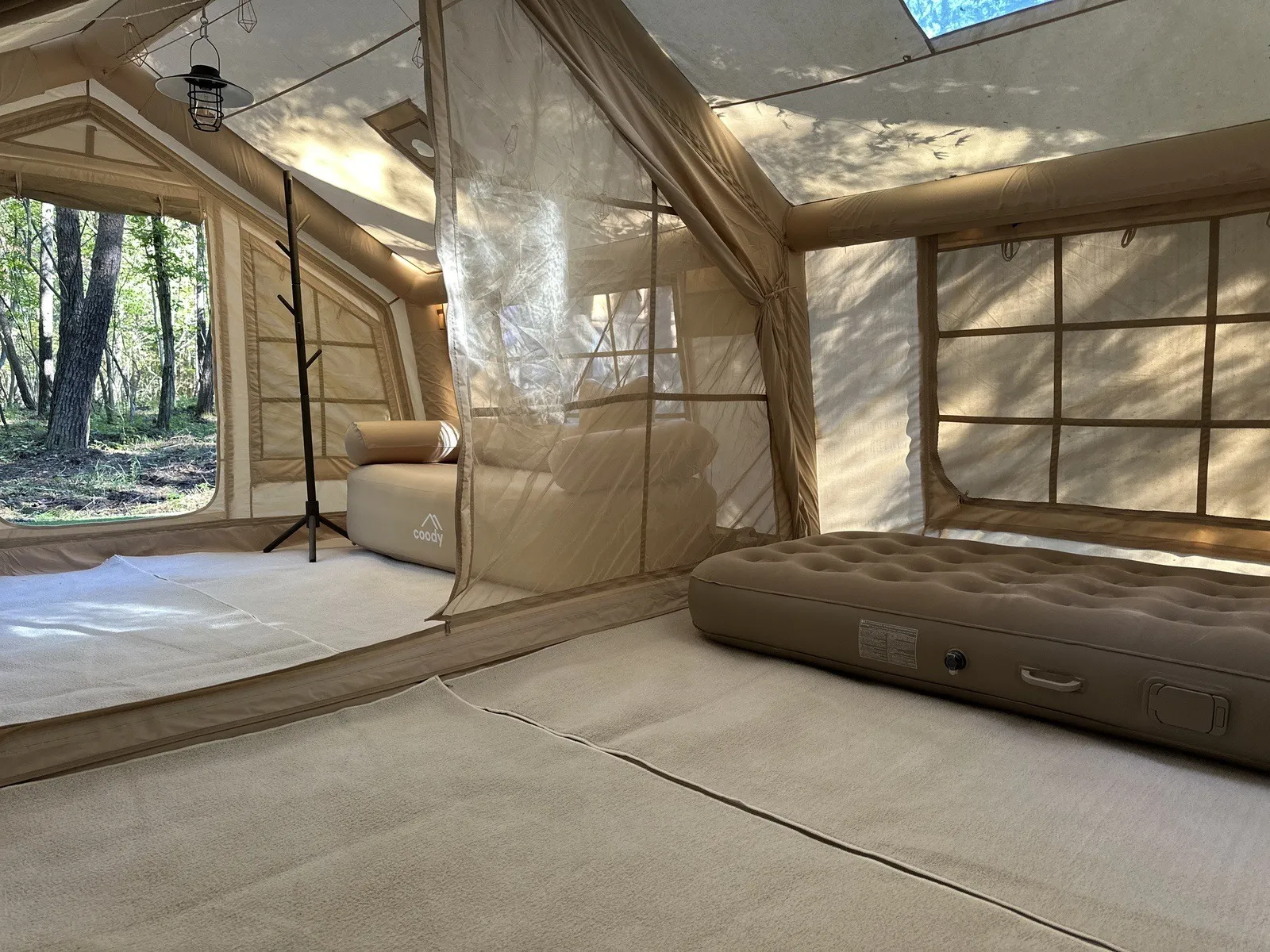 グランピングテントの中
