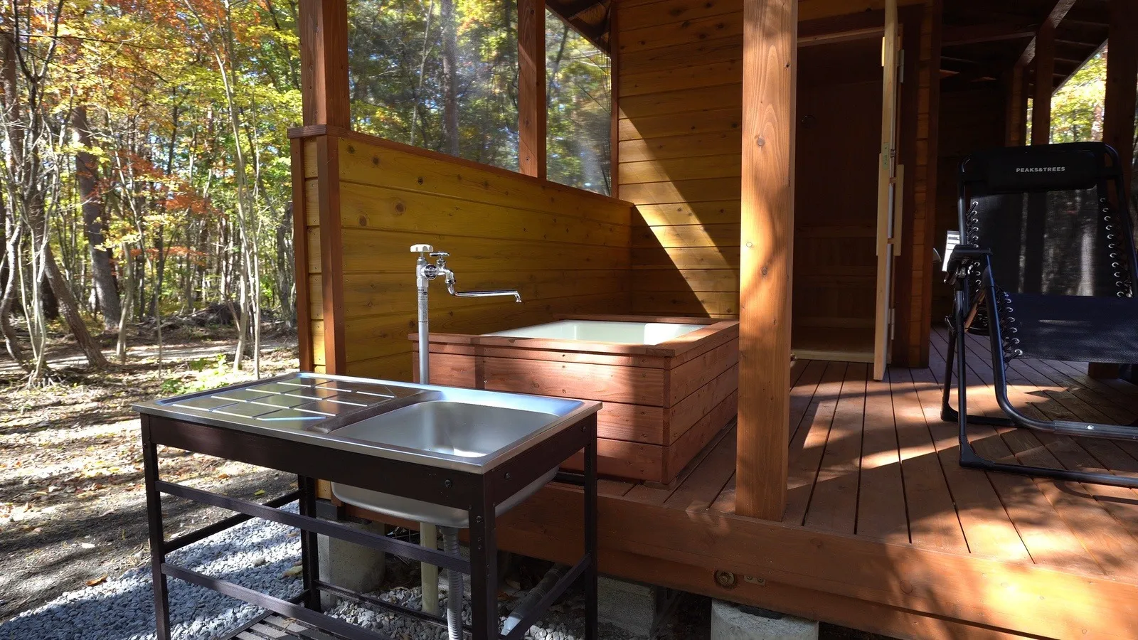 サウナ小屋の外風呂