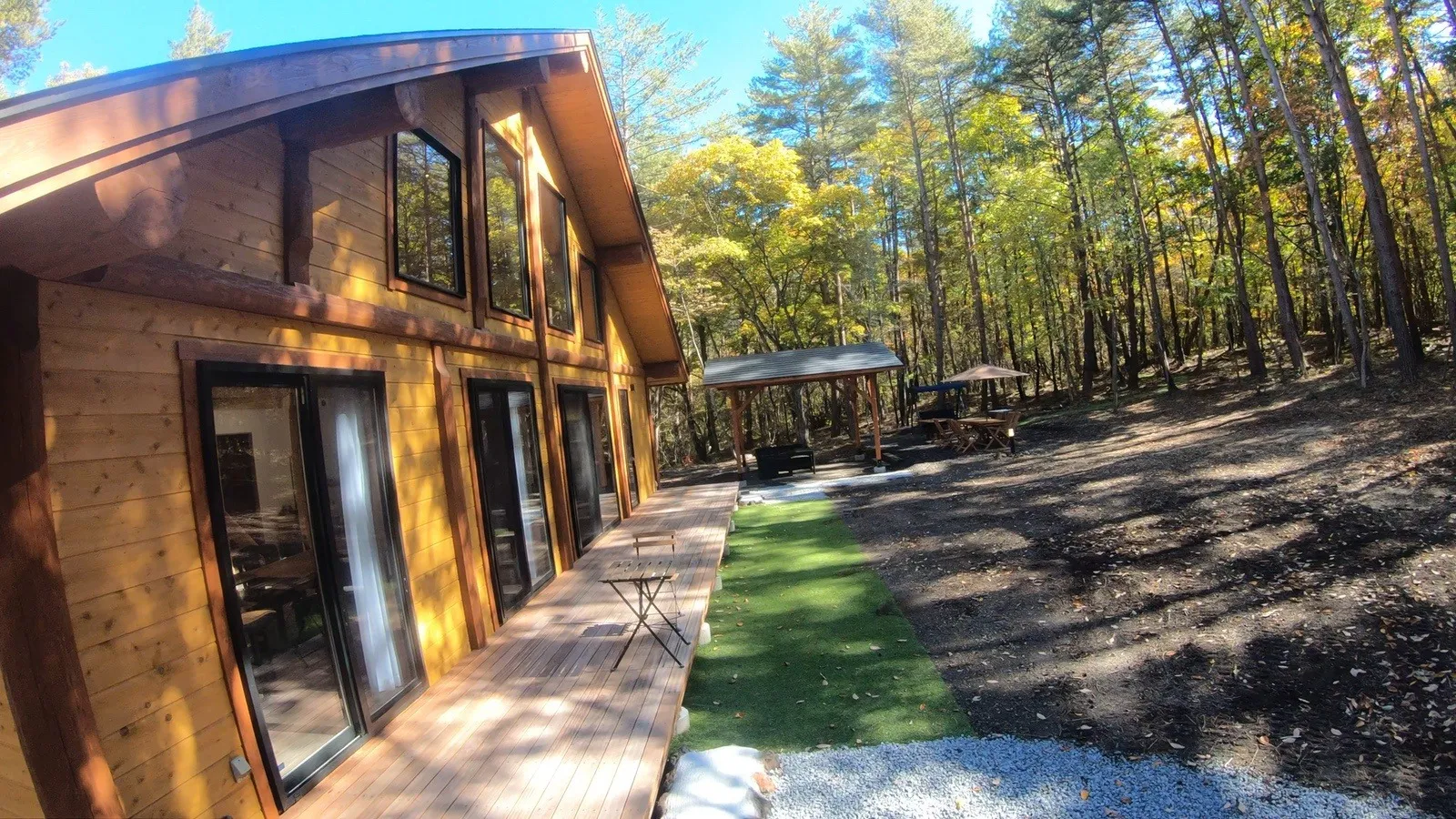 ウッドデッキと中庭