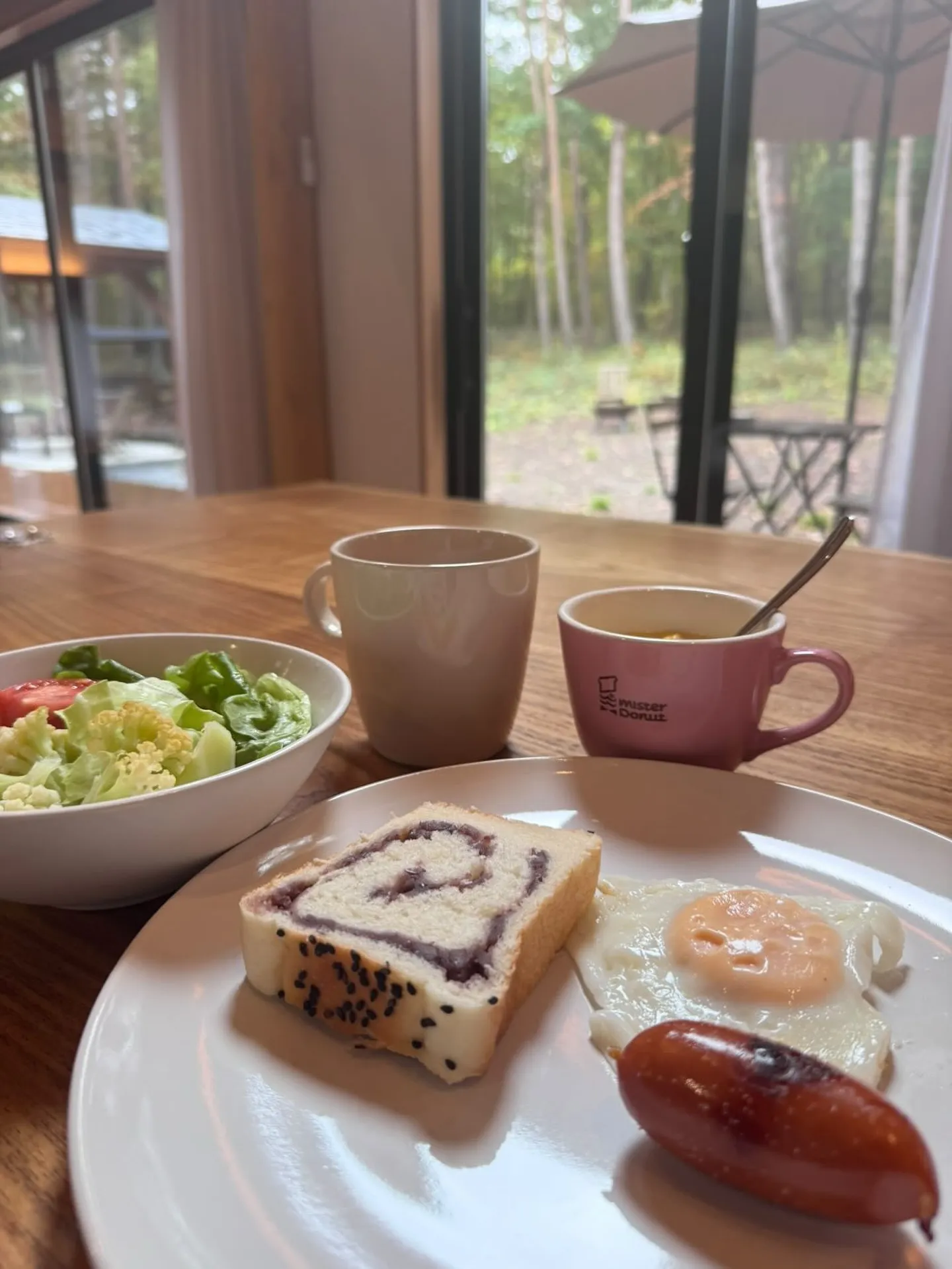 日曜日の朝、庭のテーブルに広げたブレックファーストは、昨日の...