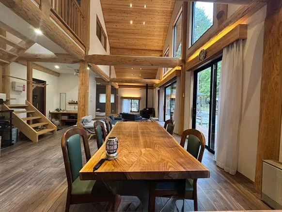 こちらは私たちの貸別荘の魅力の一つ、母屋の室内風景です。