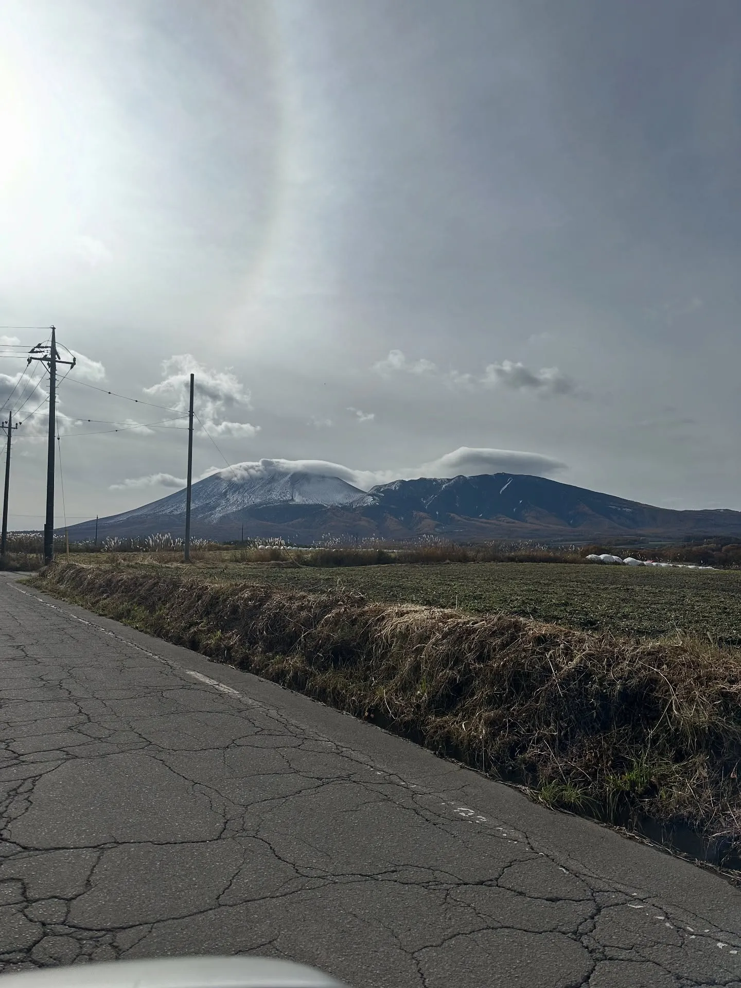 冬のやさしい訪れを感じる季節、浅間山の雪冠が美しく輝き始めま...