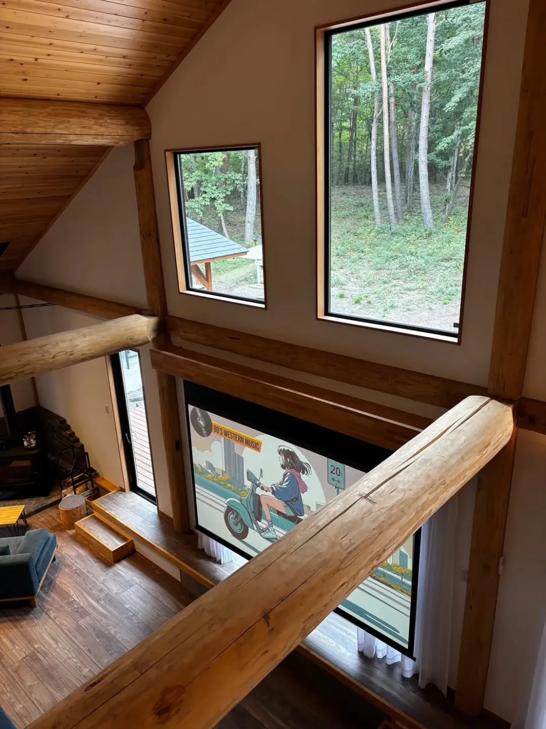 大きな窓の向こうに広がる森が、室内に静かな存在感をもたらして...