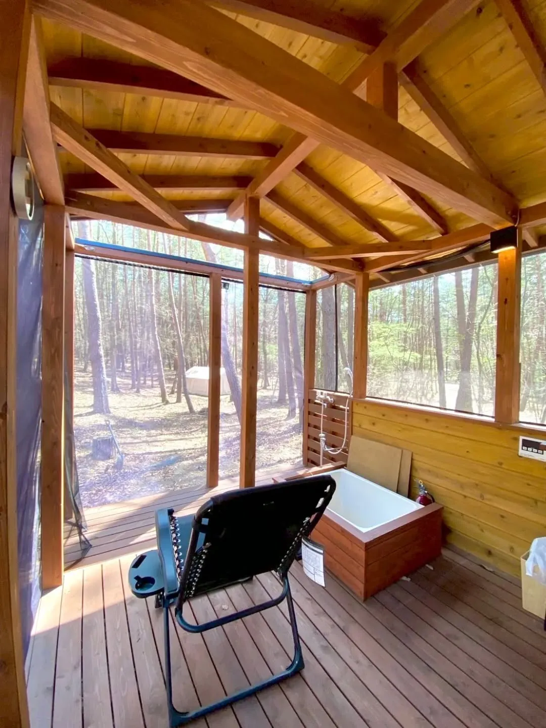 木の香りがふわりと漂う半屋外のスペースは、森と建物の境界が曖...