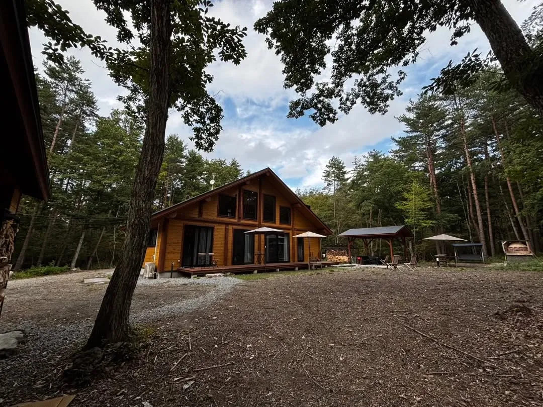 森の中に静かに佇む建物は、周囲の木々と自然に溶け込むように存...