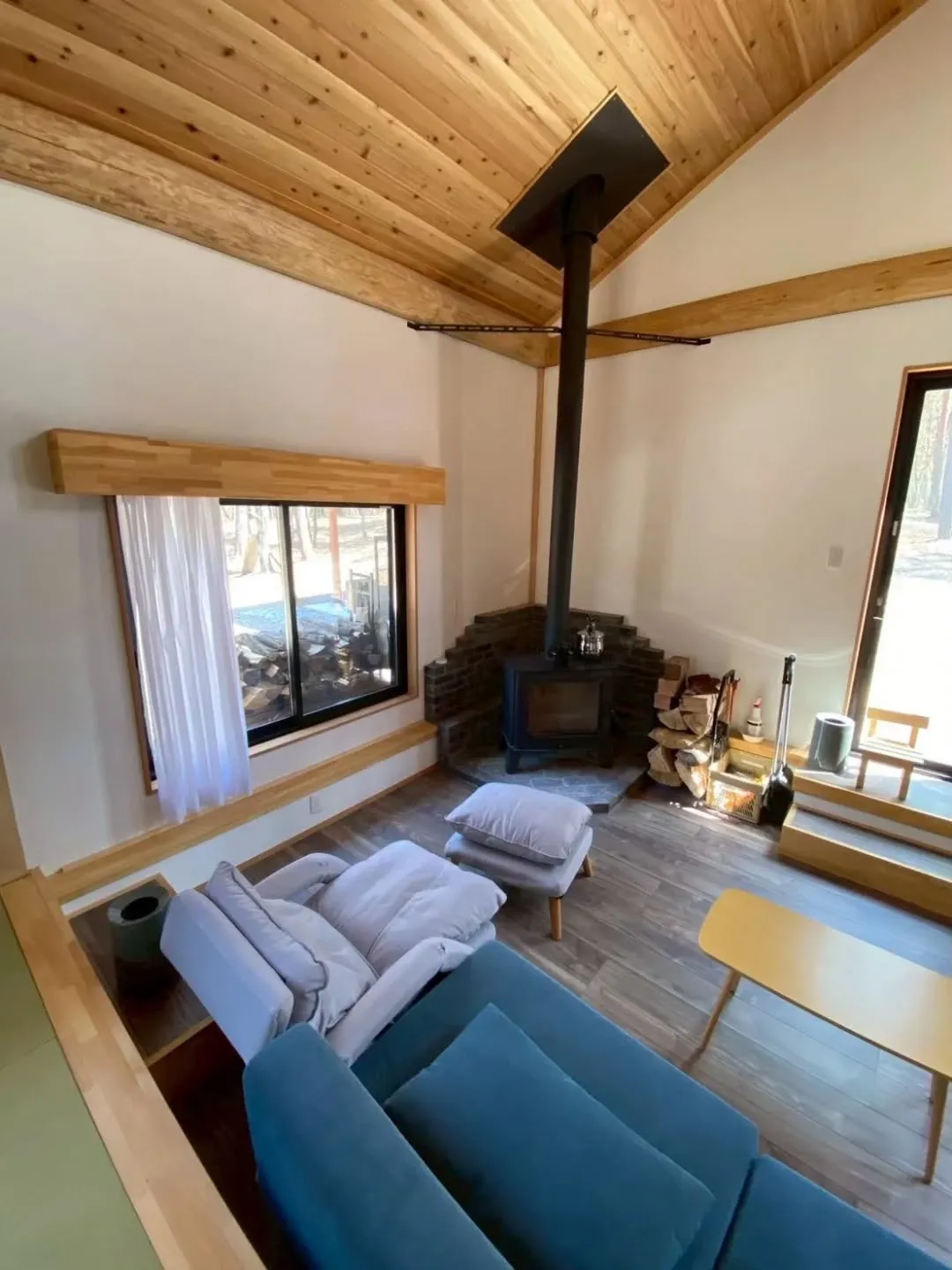 大きな窓から差し込む冬の光が、室内の木材をやわらかく照らし、...