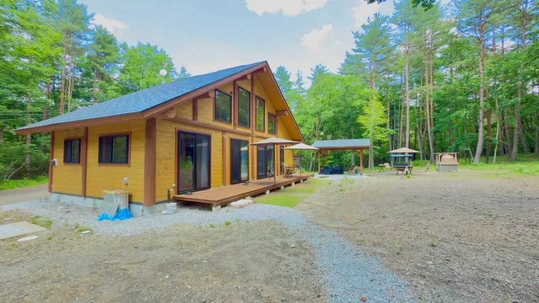 朝の森に静かに佇む建物は、やわらかな光に包まれ、自然と寄り添...