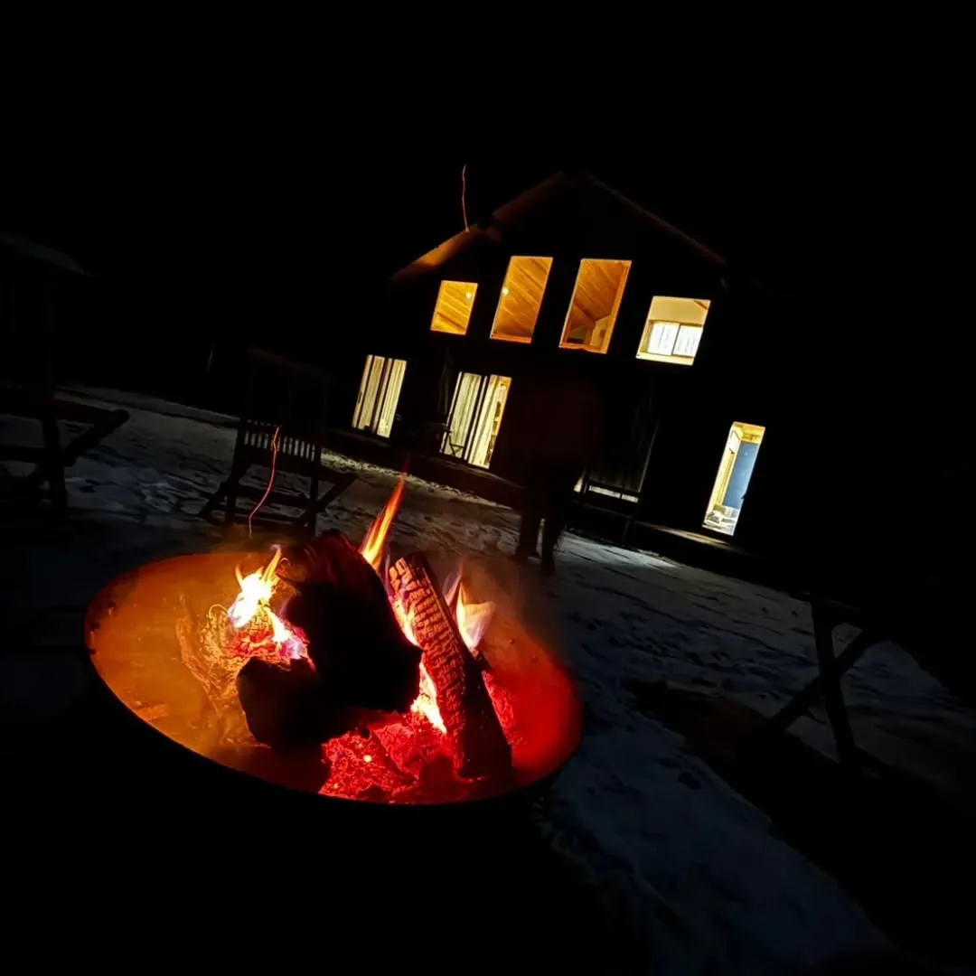 夜の静けさが深まる頃、焚火の炎がゆっくりと立ち上がり、周囲を...