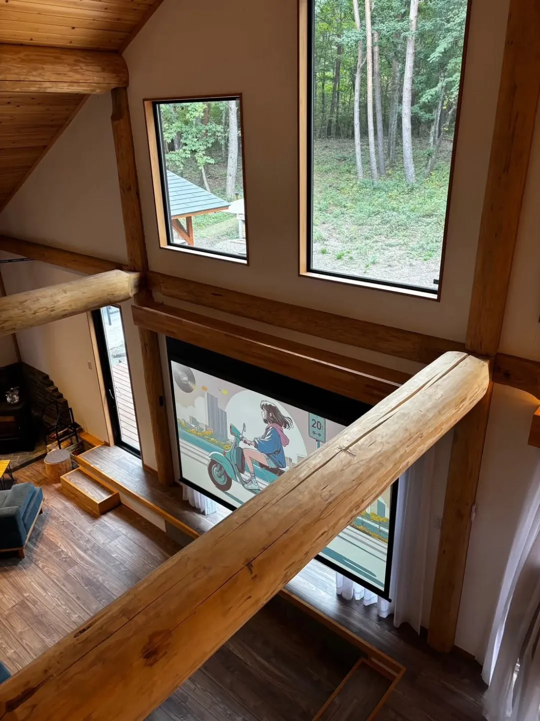 🌲 大きな窓から広がる、森とつながるリビング