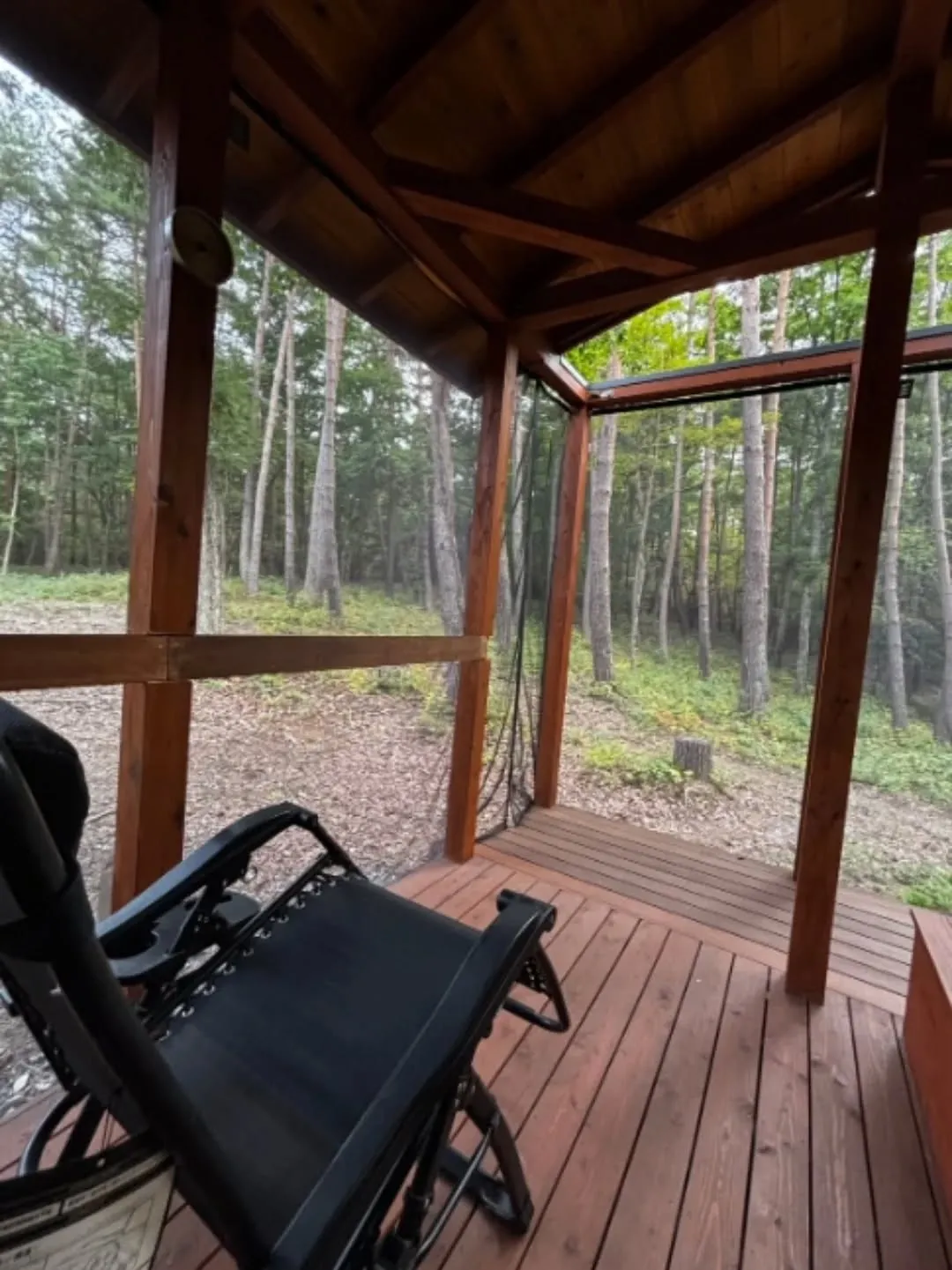 木々に囲まれたデッキに置かれた一脚のチェアを見ていると、「こ...