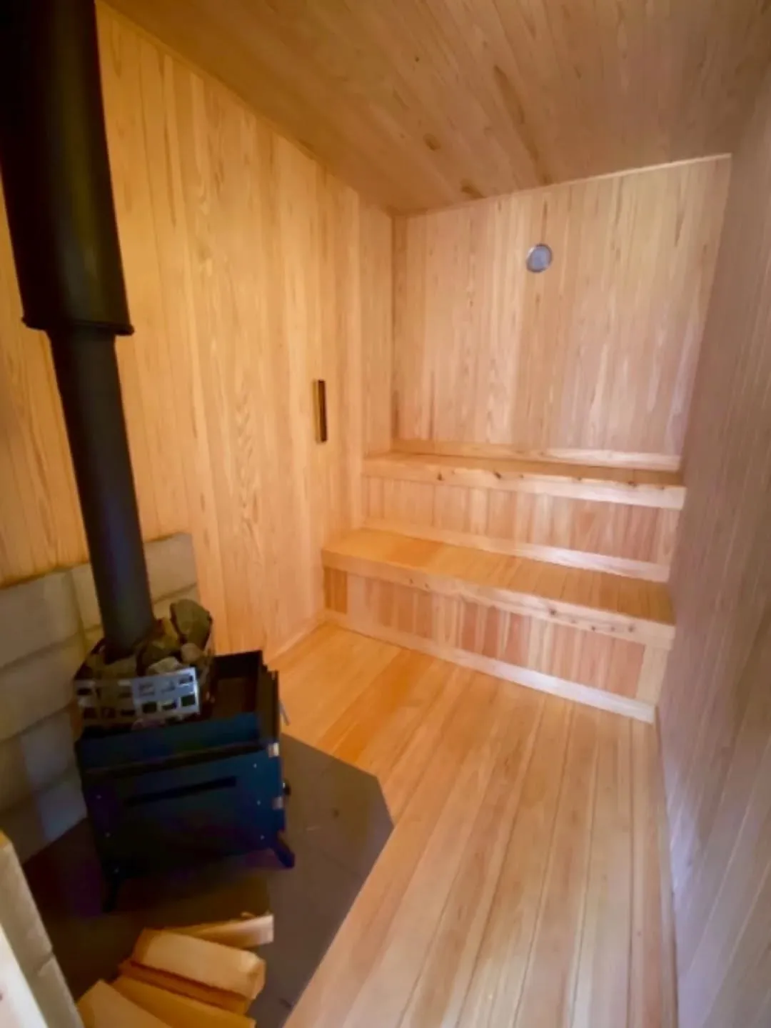 森の中で深く呼吸したくなるような静けさの中で、ヒノキの香りに...